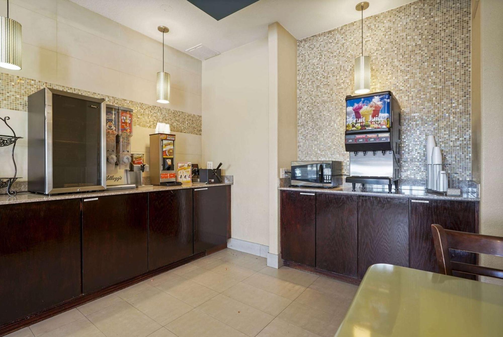 La Quinta By Wyndham Henderson-northeast Denver Hotel
